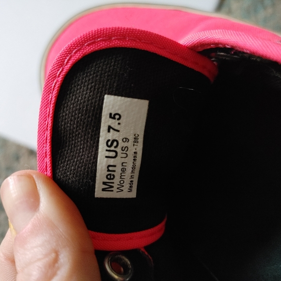 Vans Hot Pink Low Top Shoes mens 7.5 womens 9 - Picture 3 of 6